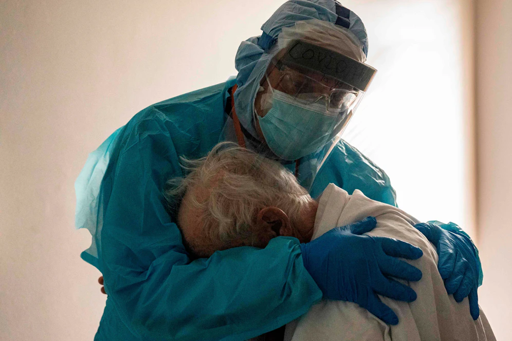 Chefarzt Dr.&nbsp;Joseph Varon nahm diesen Patienten tröstend in die Arme. Ein Bild, das um die Welt ging.
