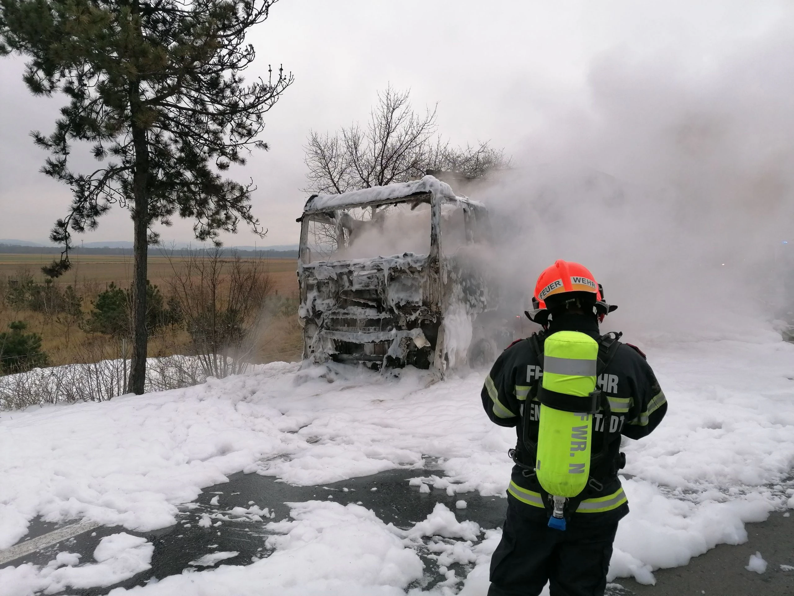 Der brennende Lkw in Wr. Neustadt.
