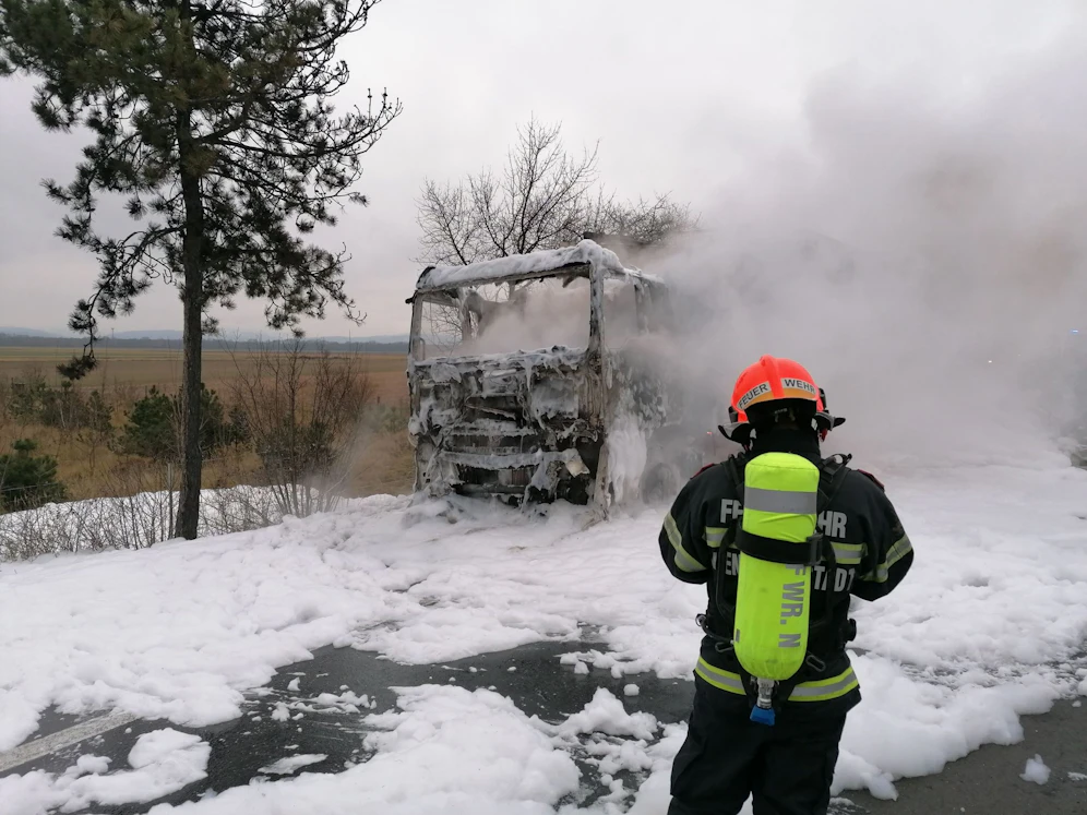 Der brennende Lkw in Wr. Neustadt.