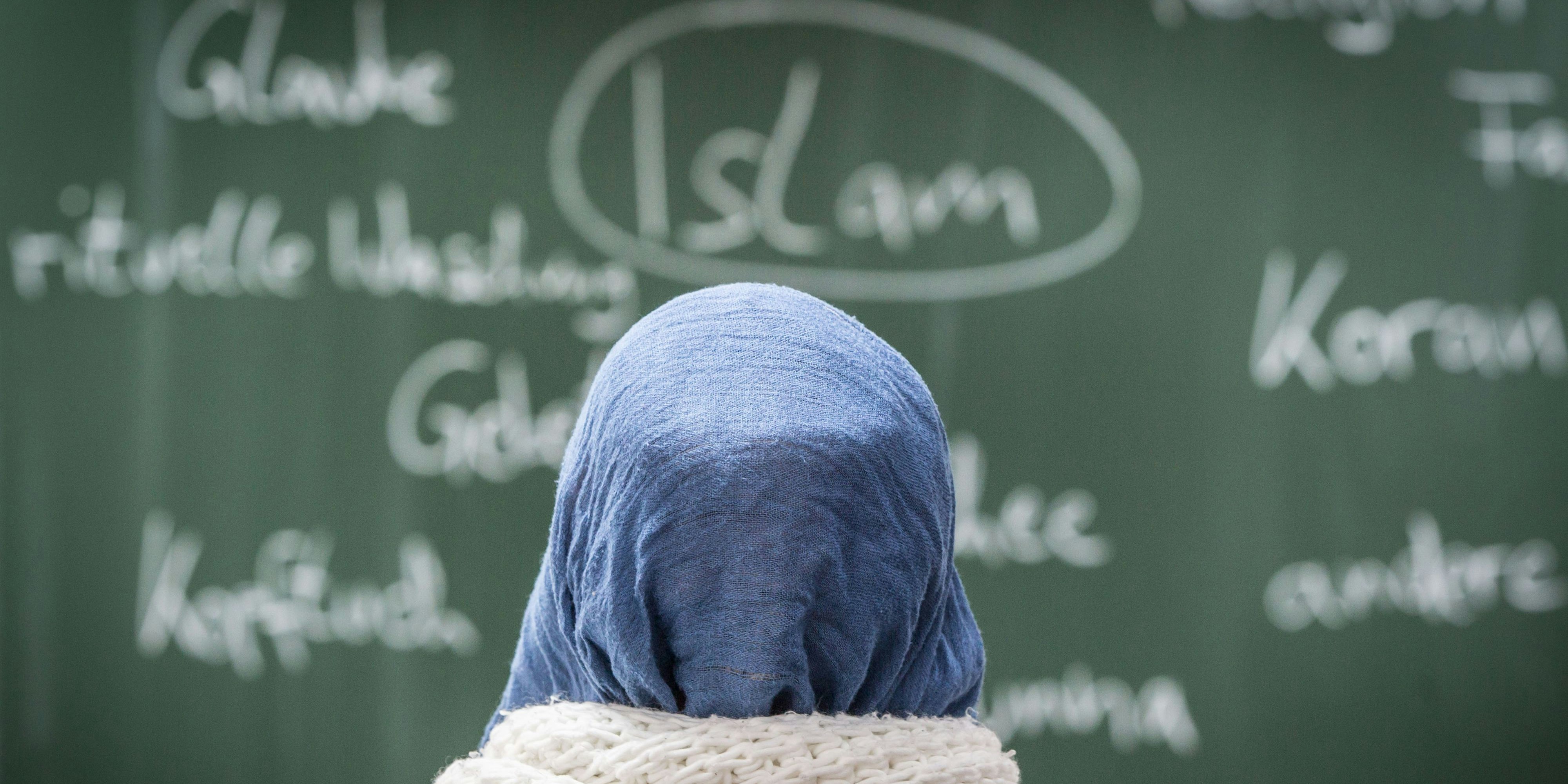 Seit einer Novelle zum Schulunterrichtsgesetz 2019 ist es Volksschülerinnen und Volksschülern nicht gestattet, "weltanschaulich oder religiös geprägte Bekleidung zu tragen".