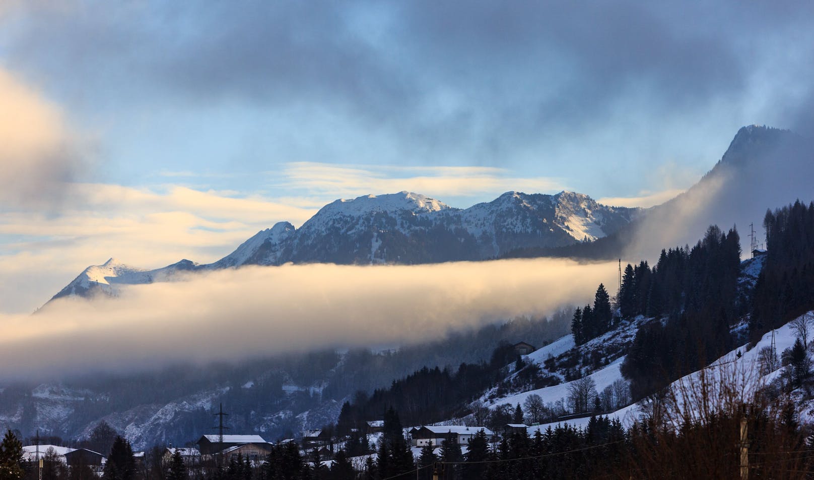 Winter in Taxenbach: Blick auf die umliegenden Berge mit Hochnebel. Archivbild