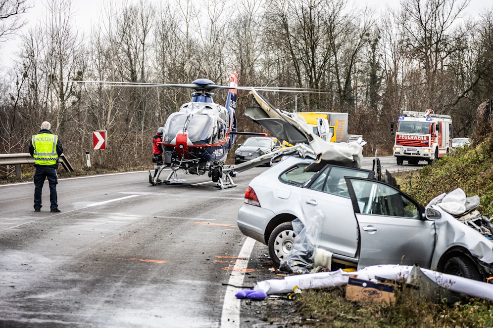 Ein Fahrzeug ist aus derzeit noch unbekannter Ursache frontal gegen einen entgegenkommenden Lkw geprallt. 
