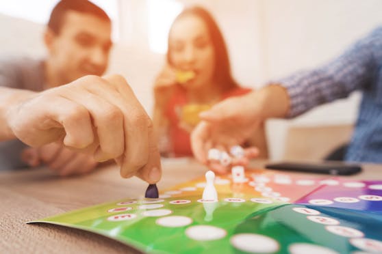 Die Würfel rollen lassen, Karten ziehen oder Spielzüge durchdenken, dabei vergehen die Stunden wie im Nu.