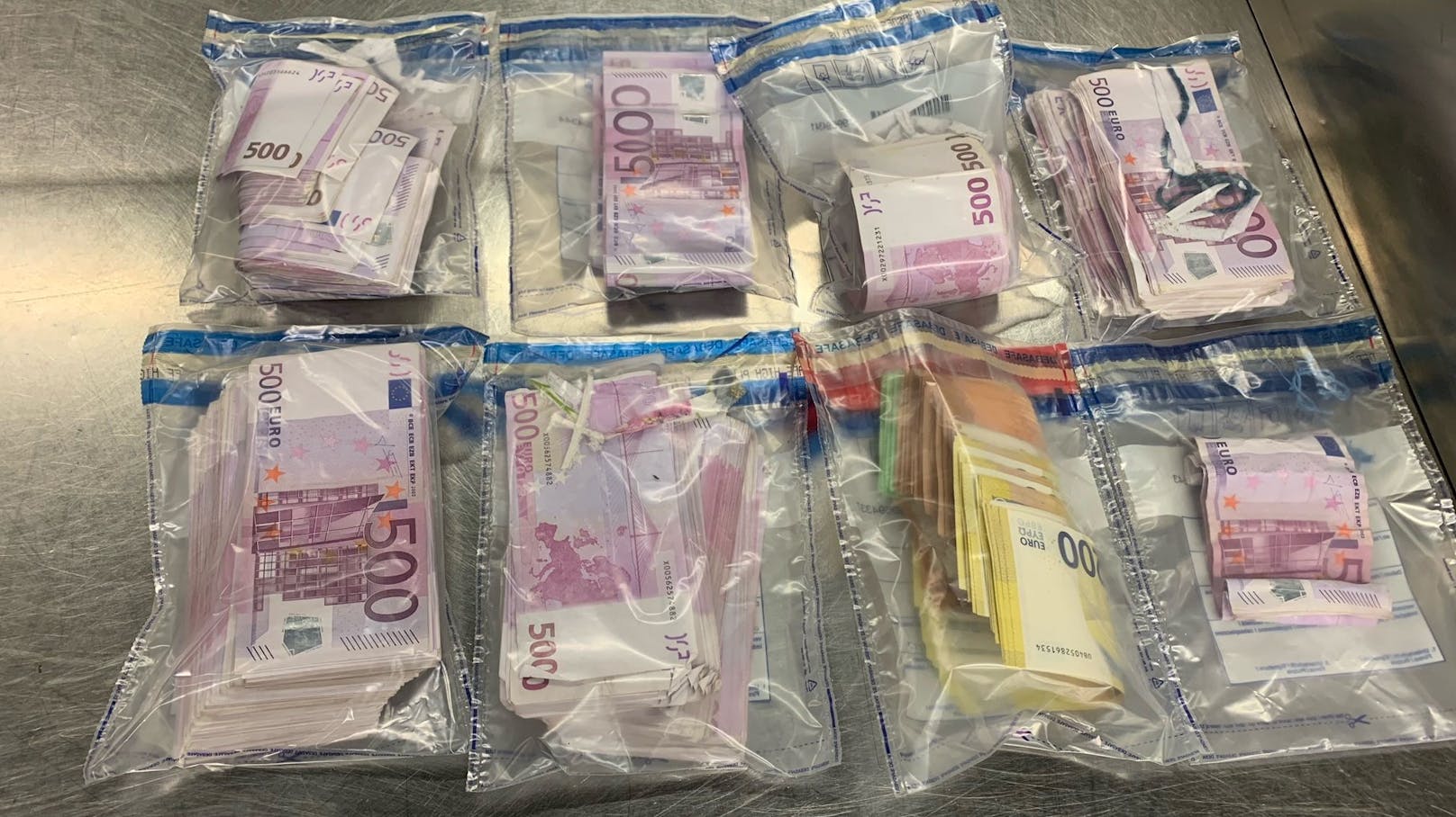 Vom Zoll am Flughafen gestoppt: Der in Düsseldorf lebende Türke (50) hatte 250.000 Euro in präparierten Schuhsohlen und...