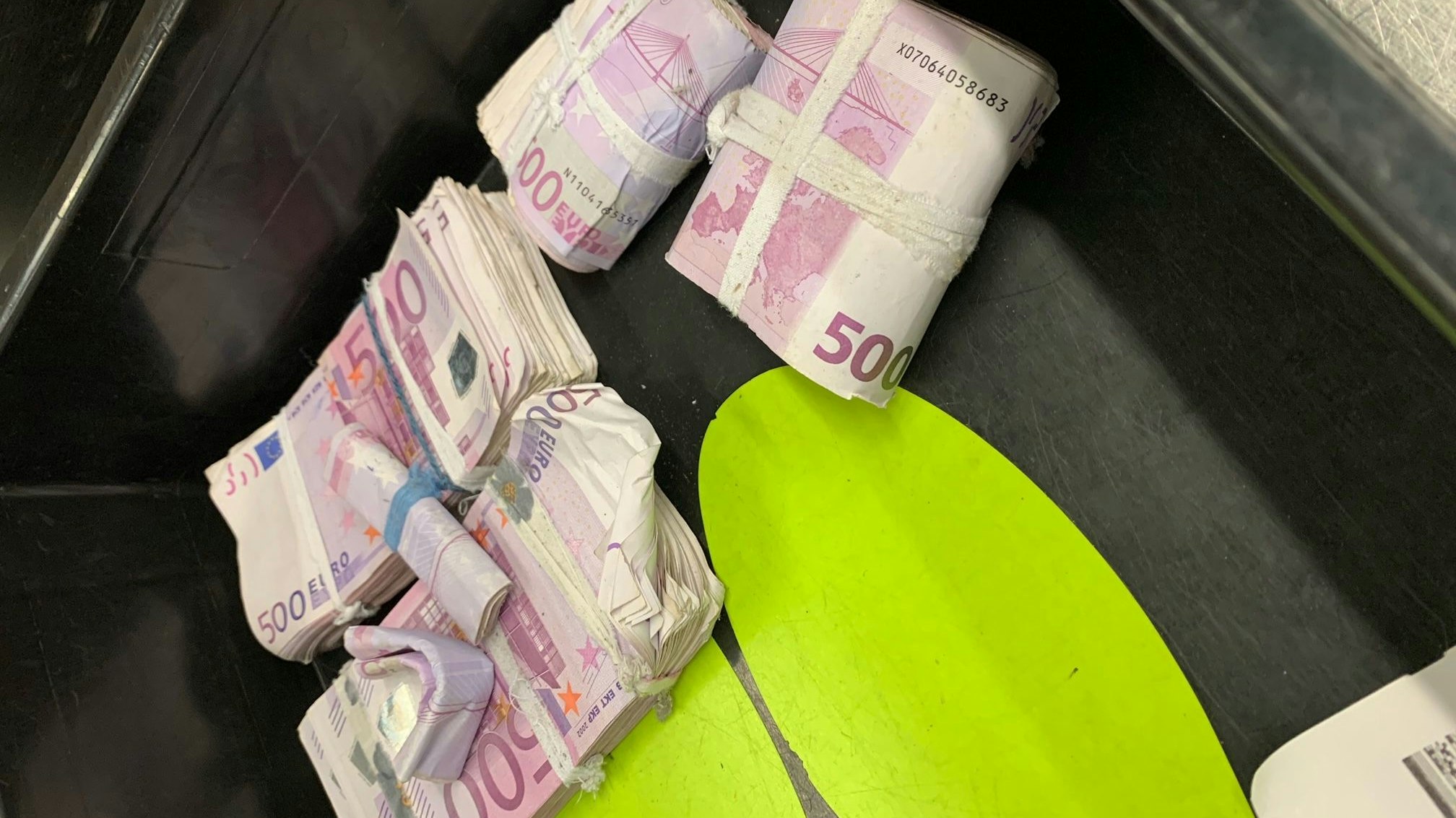 ...weitere 100.000 Euro "freischwebend" in seiner Unterhose versteckt.