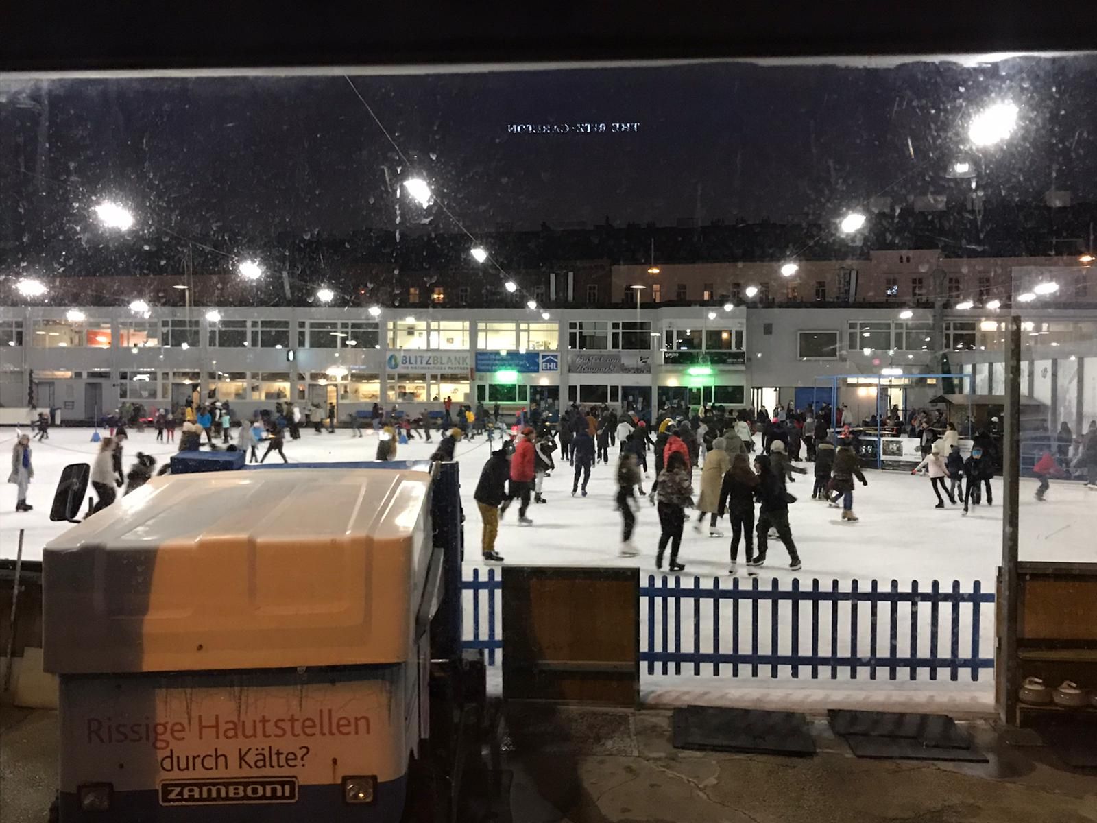Auf diesem Wiener Eislaufplatz wurden die Abstandsregeln wohl nicht wirklich eingehalten. 