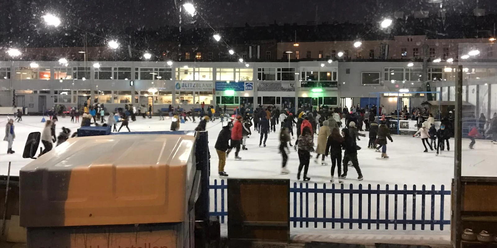 Auf diesem Wiener Eislaufplatz wurden die Abstandsregeln wohl nicht wirklich eingehalten. 