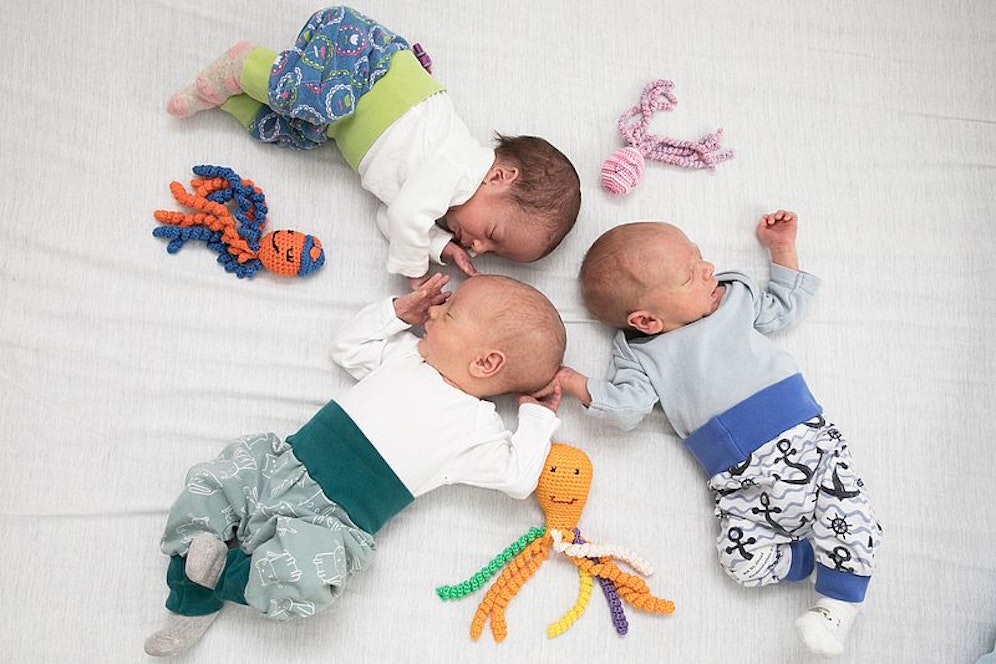 Gemeinsam brachten die Drillinge bei ihrer Geburt knapp 6.800 Gramm auf die Waage.