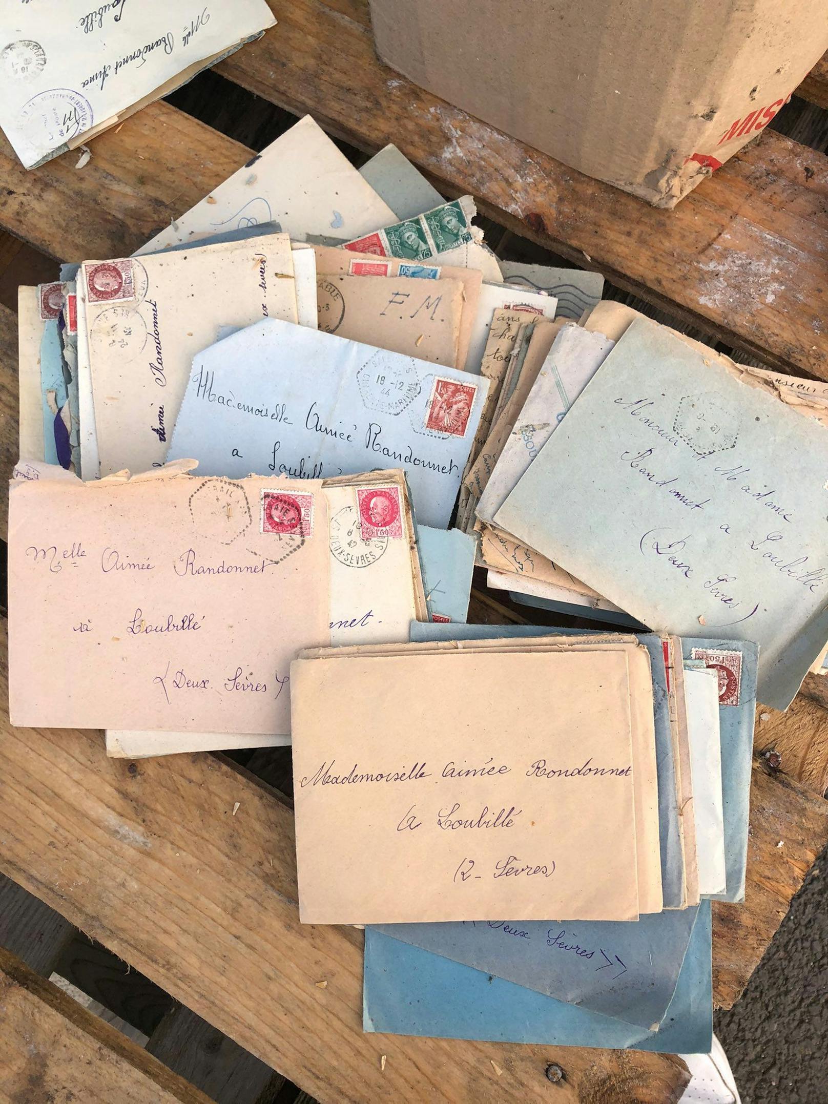 Die rund 200 Liebesbriefe stammen aus den Jahren 1942 bis 1945 und waren an eine Aimée Randonnet adressiert.