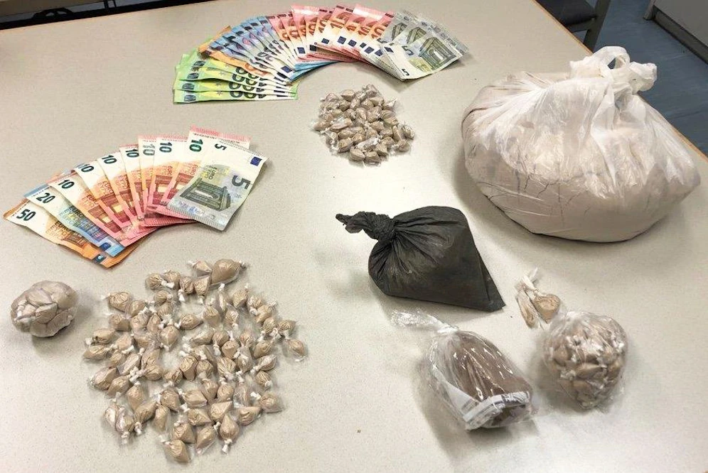 Durch die Wiener Polizei sichergestellte Drogen und Bargeld. Symbolbild.