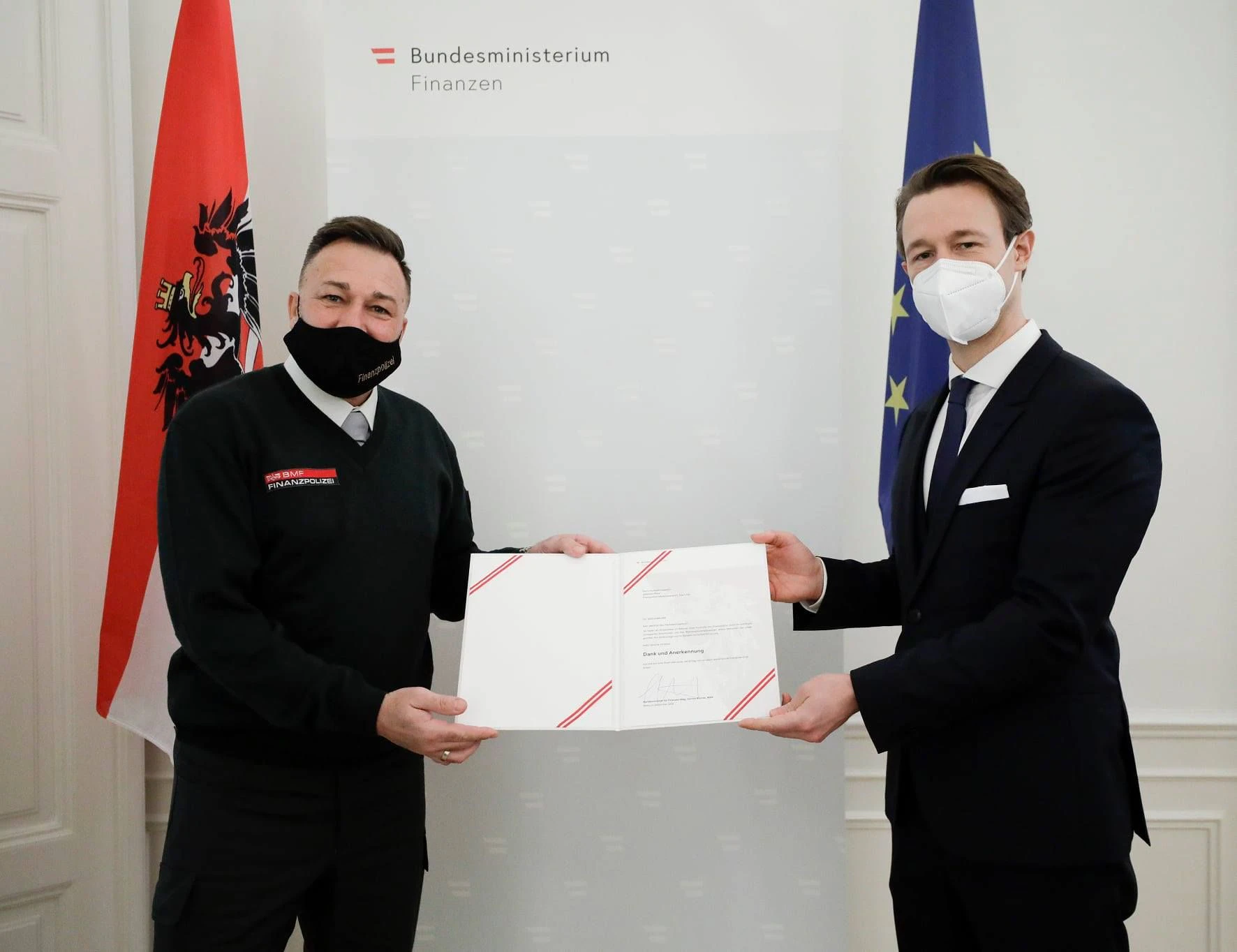 Der Einsatzleiter der Finanzpolizei wurde von Finanzminister Gernot Blümel geehrt.