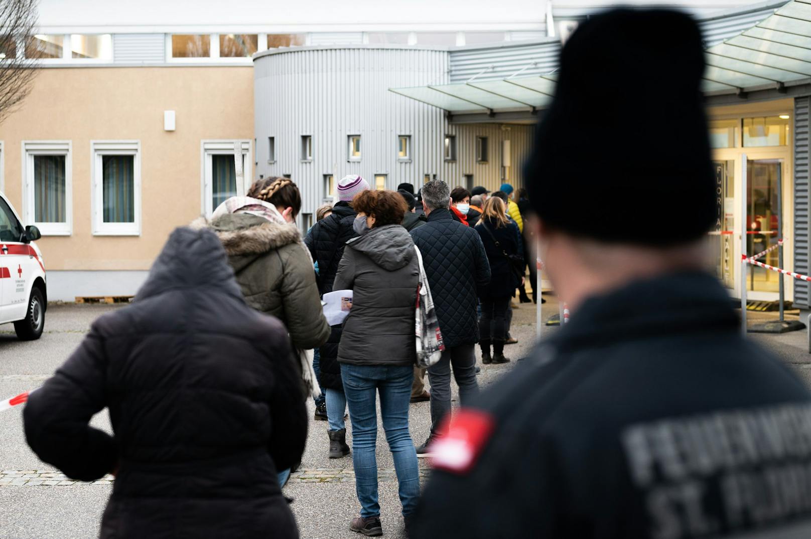 Testwillige beim Zugang zu einer Teststrasse im Rahmen von Covid-19-Massentests in St. Florian bei Linz