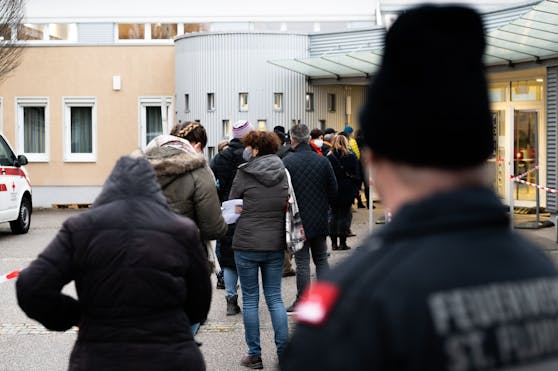 Testwillige beim Zugang zu einer Teststrasse im Rahmen von Covid-19-Massentests in St. Florian bei Linz