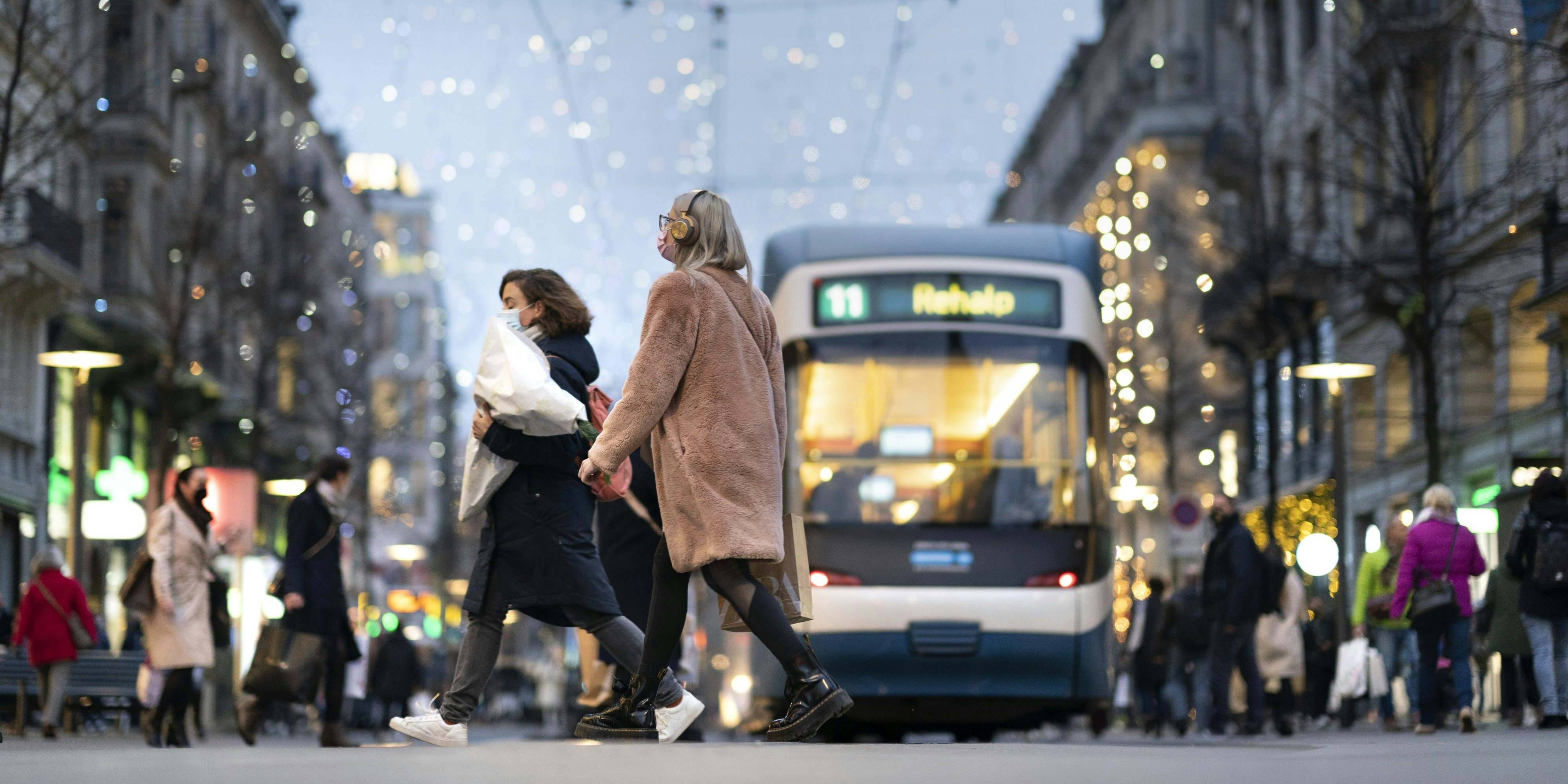 Download von www.picturedesk.com am 11.12.2020 (14:39).  Personen mit Schutzmasken und Einkauftaschen gehen auf der Zuercher Bahnhofstrasse, am Freitag, 27. November 2020, in Zuerich. (KEYSTONE/Gaetan Bally) - 20201128_PD2265 - Rechteinfo: Rights Managed (RM)