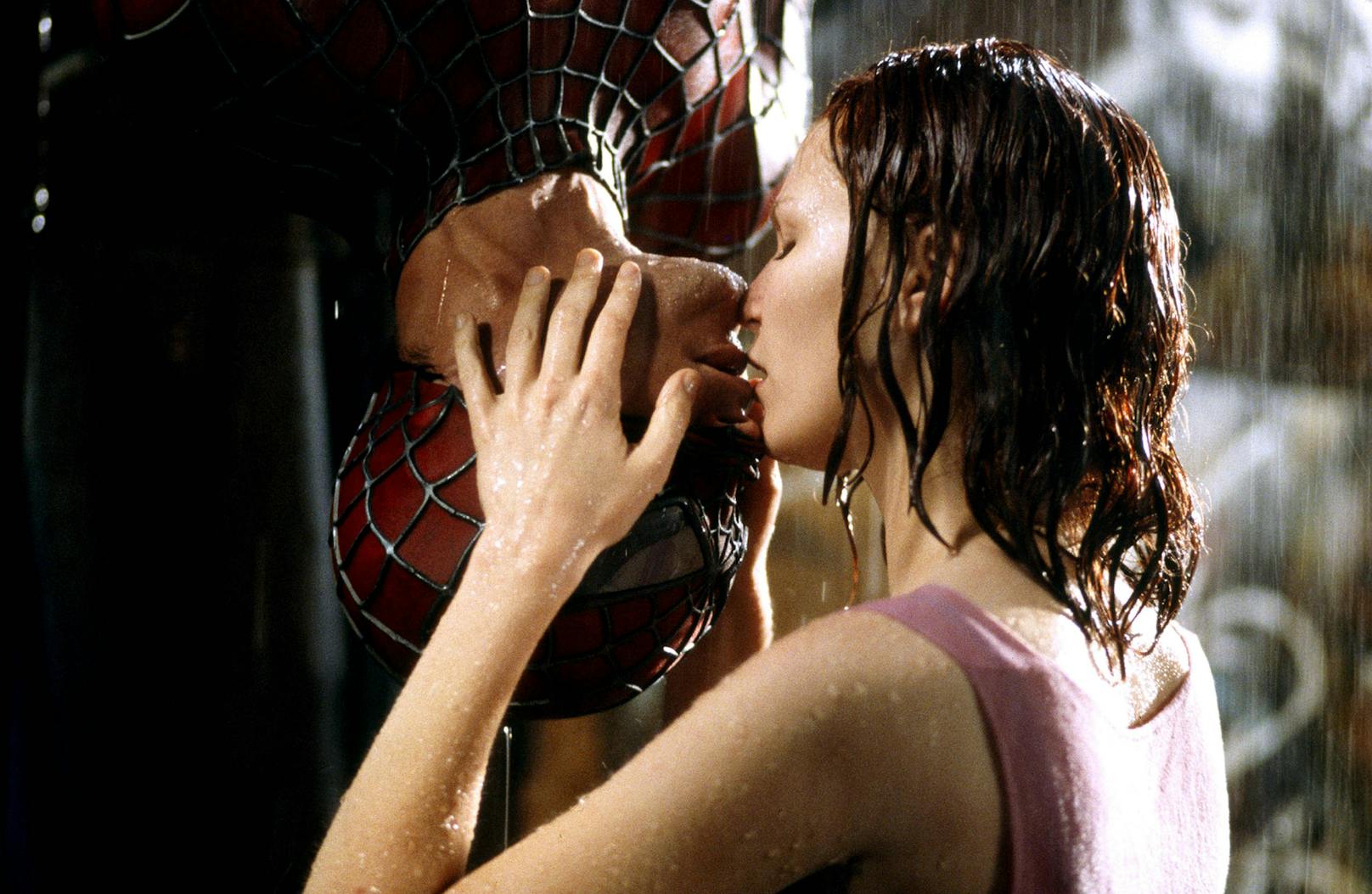 Ein Kuss, der Filmgeschichte schrieb: <strong>Tobey Maguire</strong> und <strong>Kirsten Dunst</strong> im ersten gemeinsamen "Spider-Man"-Abenteuer.<br>