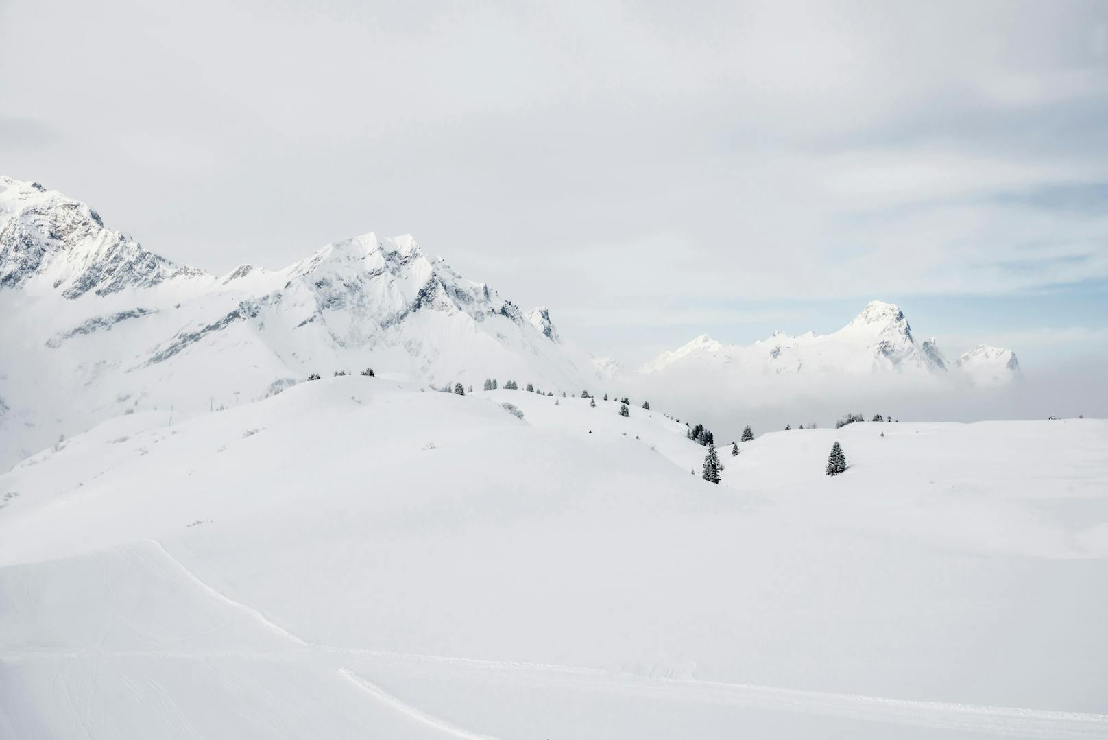<strong>Warth-Schröcken (Vorarlberg):&nbsp;</strong>Warth ist ein kleines Skidorf in der Nähe von St. Anton, Lech und Zürs auf 1.500 Metern Seehöhe.&nbsp;Seit ein paar Jahren ist das Dorf mit gerade einmal 150 Einwohnern direkt mit dem Gebiet von Lech verbunden und mit der neuen Dorfbahn Warth haben alle Gäste den direkten Einstieg ins Skigebiet Ski Arlberg.