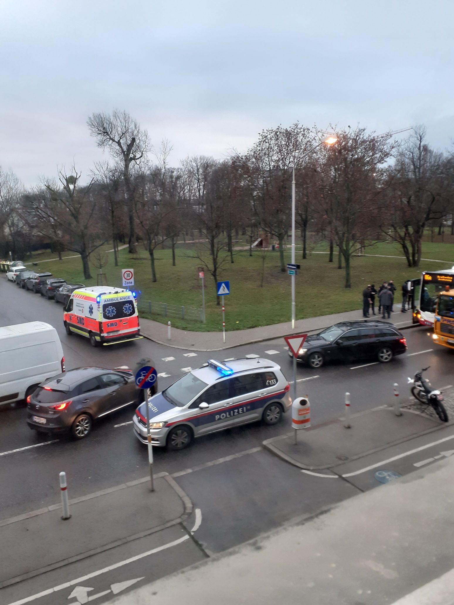 Eine Frau wurde von einem Auto erfasst.