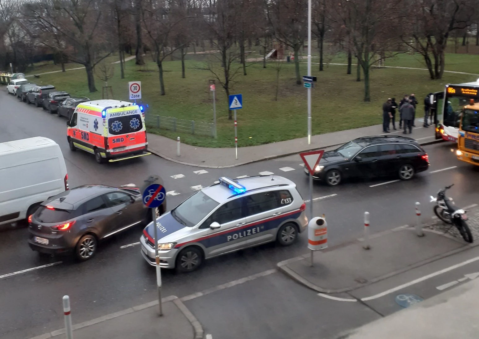 Eine Frau wurde von einem Auto erfasst.