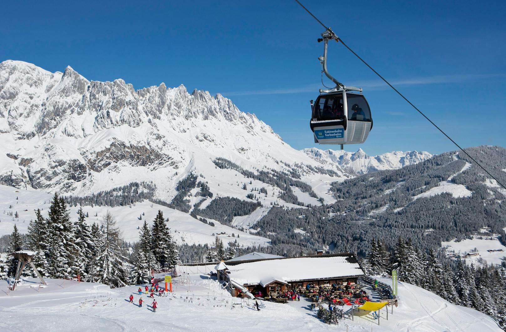 <strong>Hochkönig (Salzburg):</strong>&nbsp;Die Skiregion Hochkönig begeistert mit traumhaften Pisten und einem beeindruckenden Panorama. Vor der majestätischen Kulisse des Hochkönigs machen 120 Pistenkilometer sowie 34 Seilbahn- und Liftanlagen das Skigebiet Hochkönig zu einem wahren Paradies für Skifahrer und Snowboarder. Weitläufige, breite und bestens präparierte Pisten bieten auch in diesem Winter genügend Platz, um das Skivergnügen in vollen Zügen zu genießen.