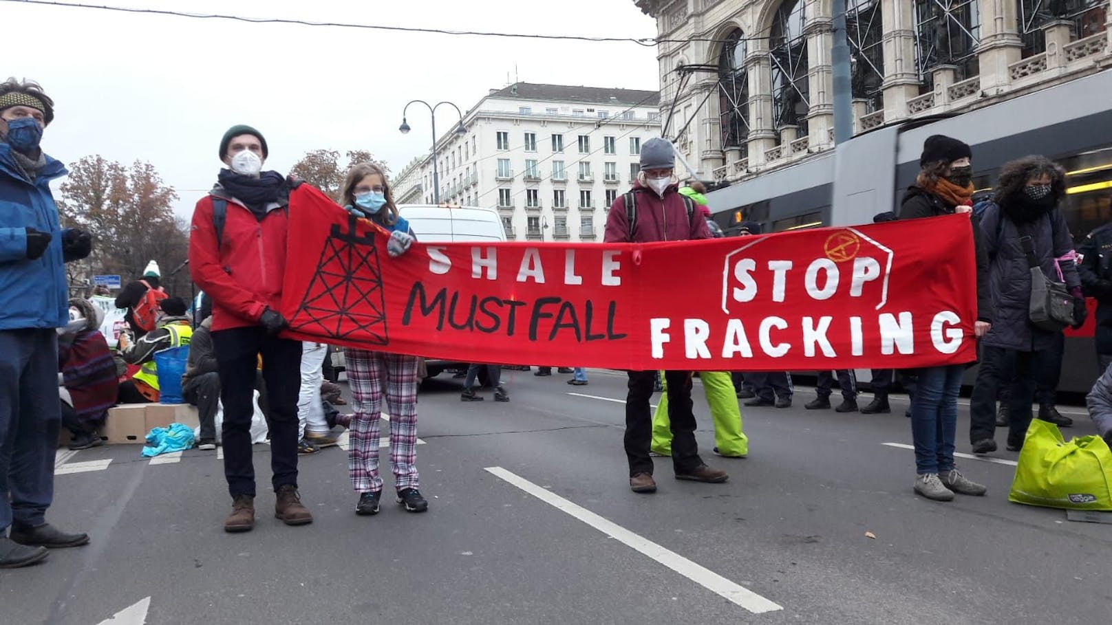 Sie protestieren gegen die Praxis des Frackings. In der Nacht auf Freitag hatten sie bereits die Firmensitze von Borealis und OMV beschmiert.