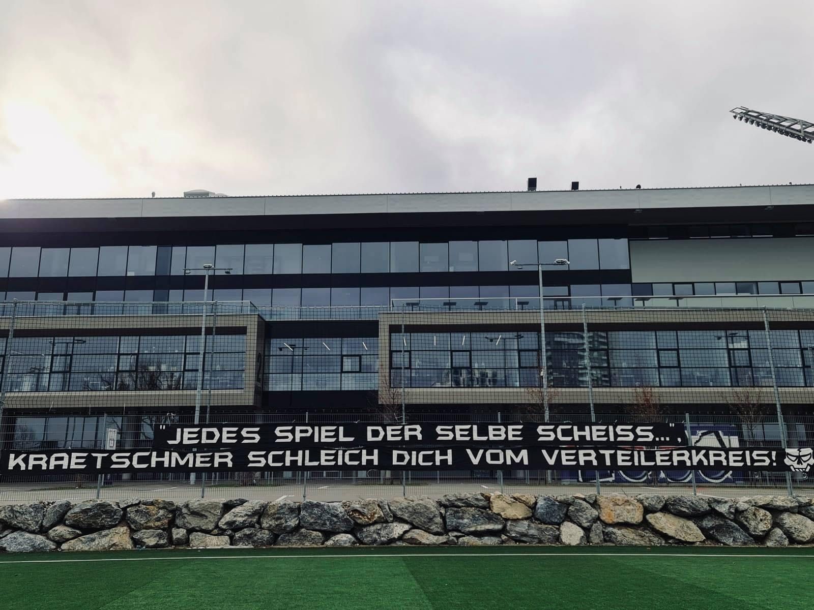 Das Transparent vor der Generali Arena. 