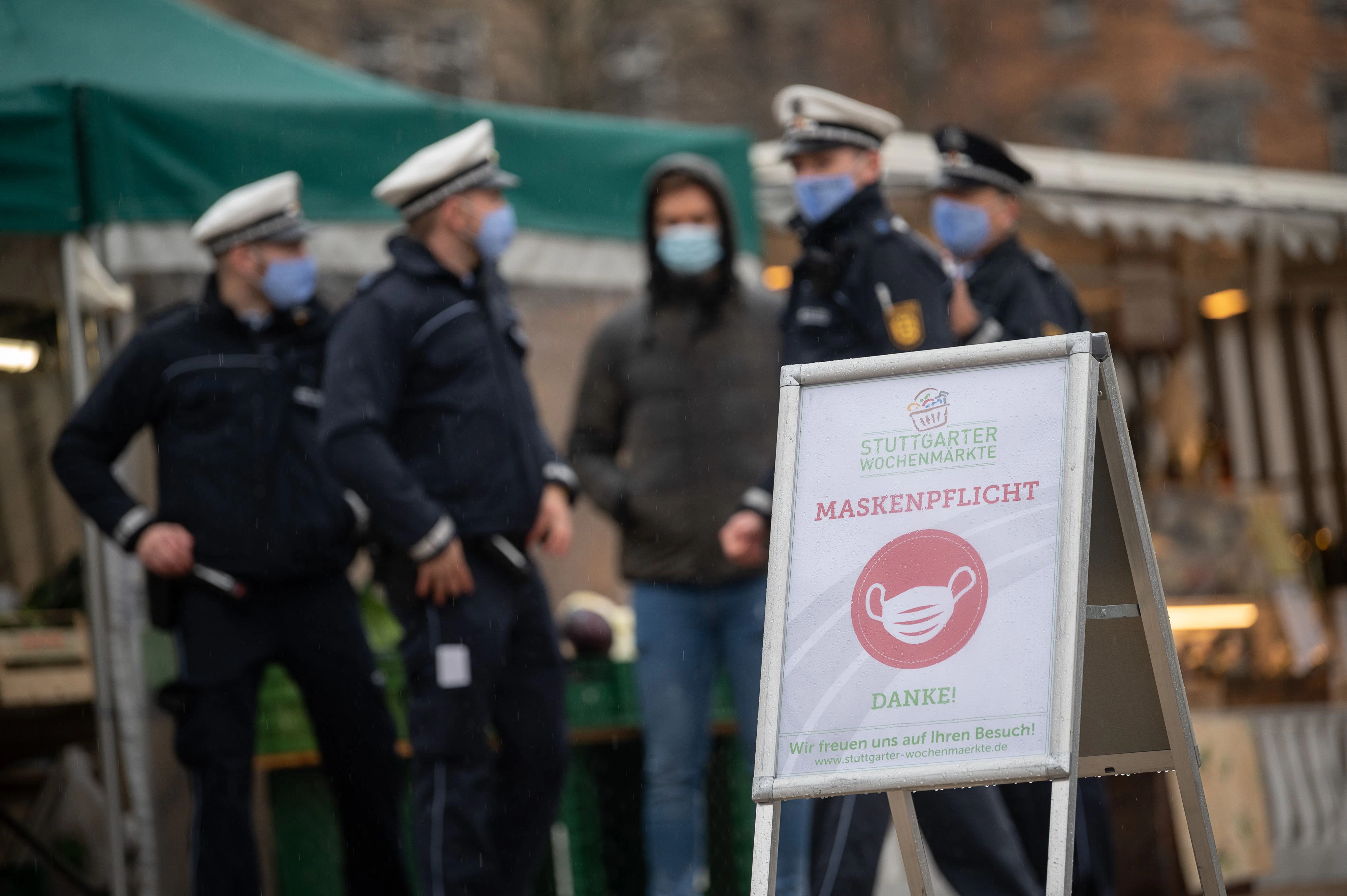 Stuttgarter Polizisten bei einer Kontrolle auf einem Wochenmarkt. Aufgenommen am 9. Dezember 2020