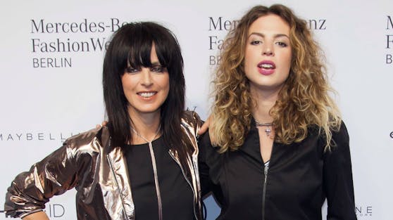 Musikerin Larissa Kerner (re.) singt nicht nur gemeinsam mit ihrer Mutter Lena, Mutter und Tochter saßen auch auch in der "Voice of Germany"-Jury.