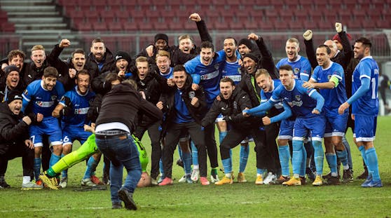 Wolfsberg-Spieler crashen die Trainer-Pressekonferenz ...