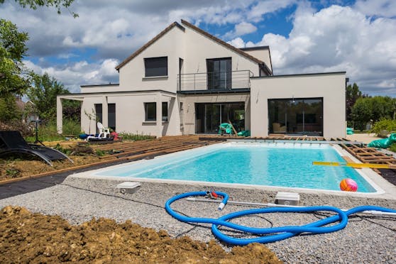 Ein Pool benötigt hinsichtlich Pflege und Instandhaltung viel Aufwand.