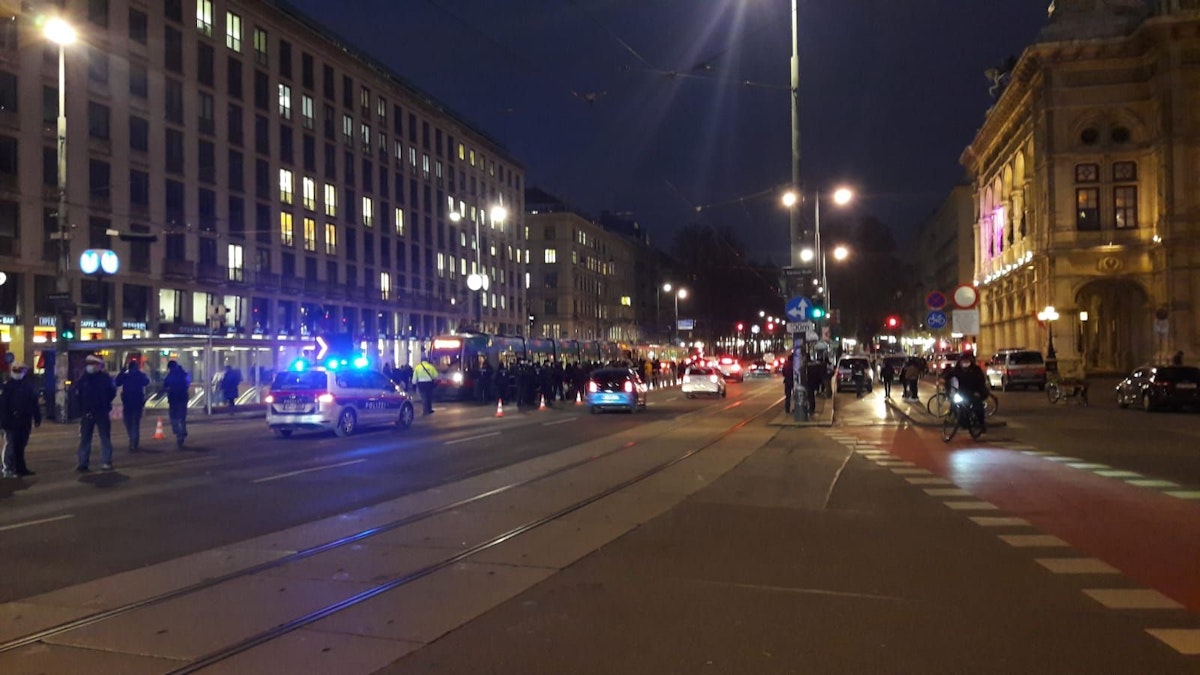 Die Polizei kann die Aktivisten zurückdrängen.