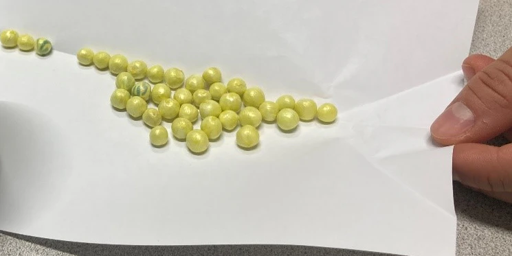 Die Beamten stellten 38 Kugeln Suchtmittel (vermutlich Kokain) sicher.