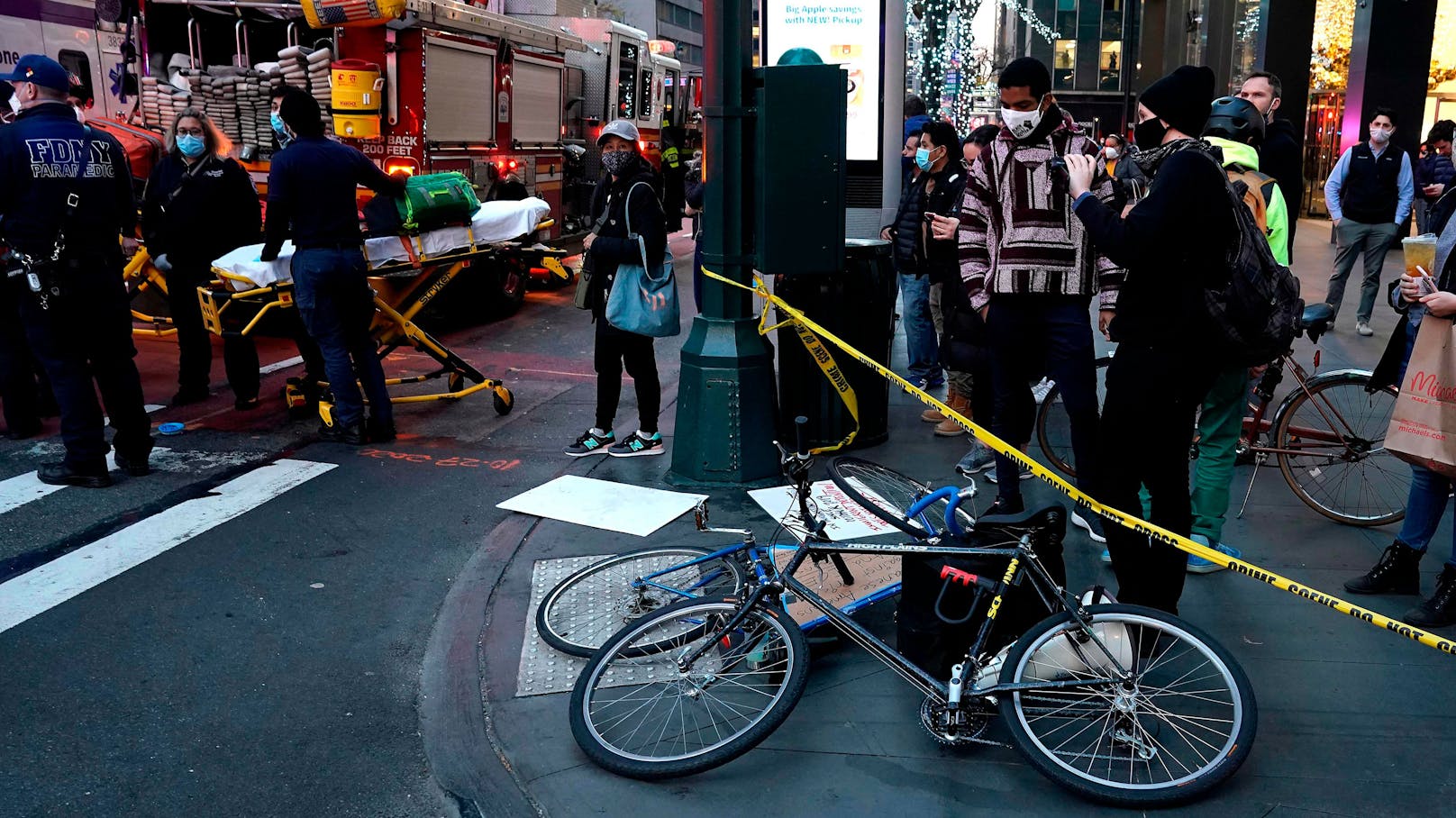 Mitten in Manhattan hat eine Frau mit ihrem BMW mehrere Menschen verletzt: Polizei und Rettungssanitäter kümmern sich um die Betroffenen. (11. Dezember 2020)