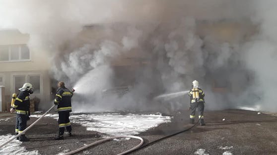 In einem Betrieb in Seeboden war ein großes Feuer ausgebrochen.