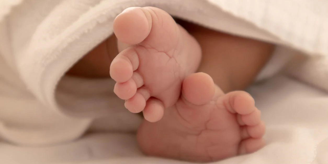 Der Bub kam gesund auf die Welt und wird nun zur Adoption freigegeben.