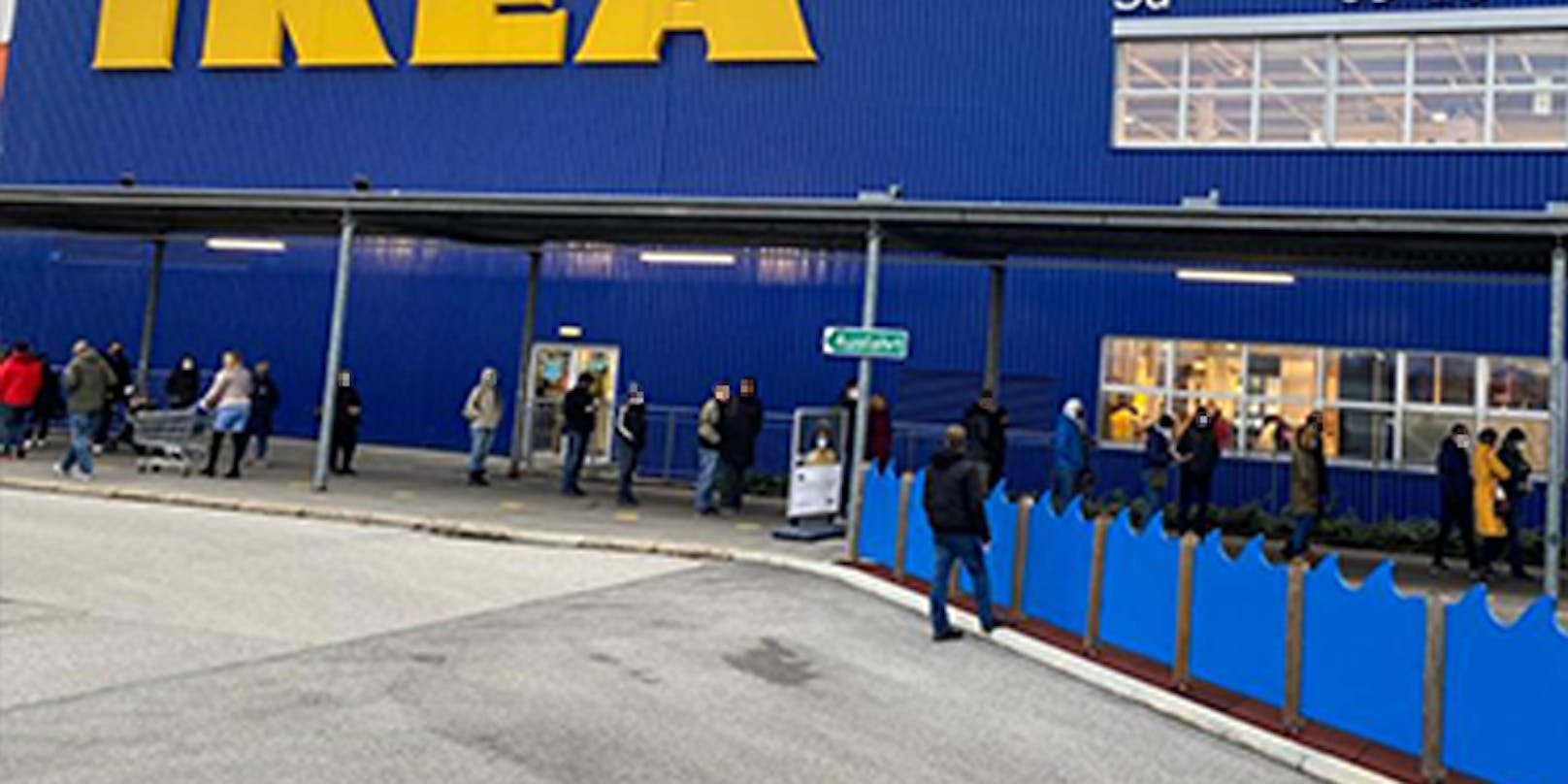 Dutzende Menschen standen am Samstag vor dem Ikea Nord Schlange.