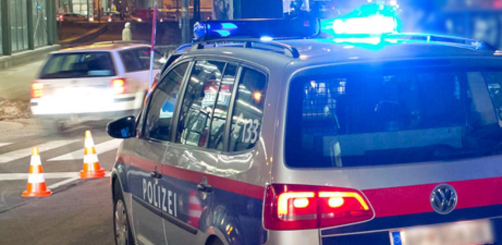 Ein alkoholisierter 23-Jähriger raste am Sonntag im Bezirk St. Johann im Pongau der Polizei davon.