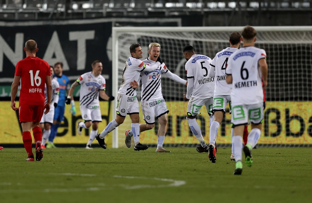 Sturm feiert den Heimsieg. 
