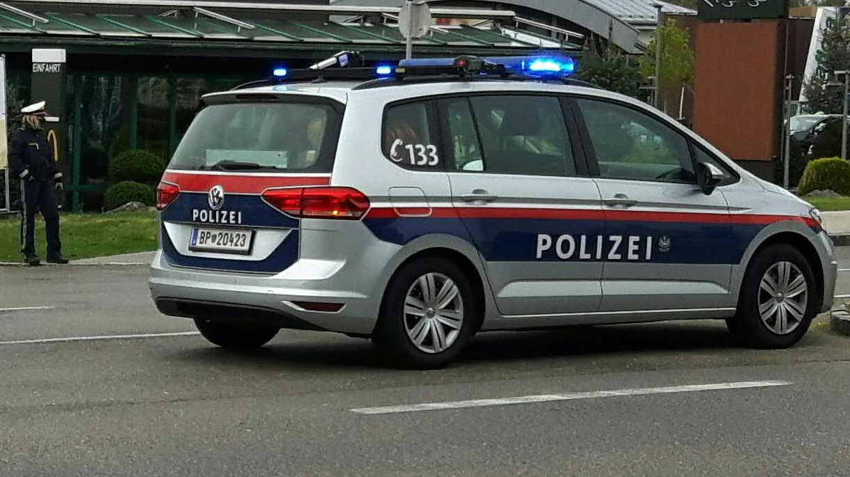 Die Jugendlichen gingen grundlos auf eine Beamtin los (Symbolbild).