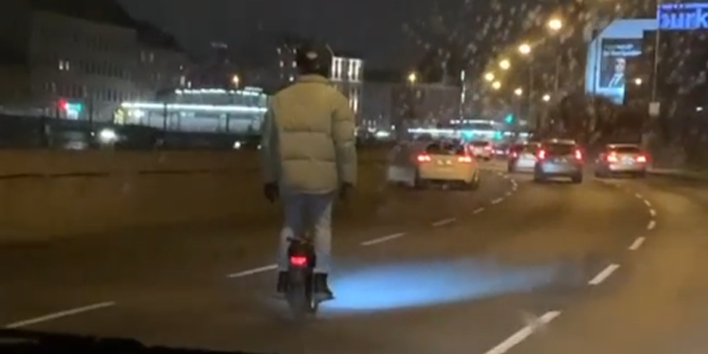 Wiener fährt mit Einrad über die linke Wienzeile