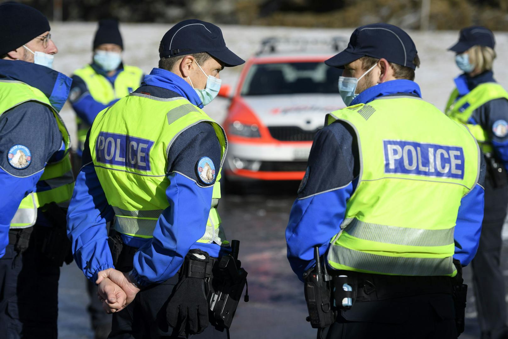 Vor einem Mehrfamilienhaus in Bern versammelten sich am ersten Weihnachtstag mehrere Einsatzkräfte der Polizei.