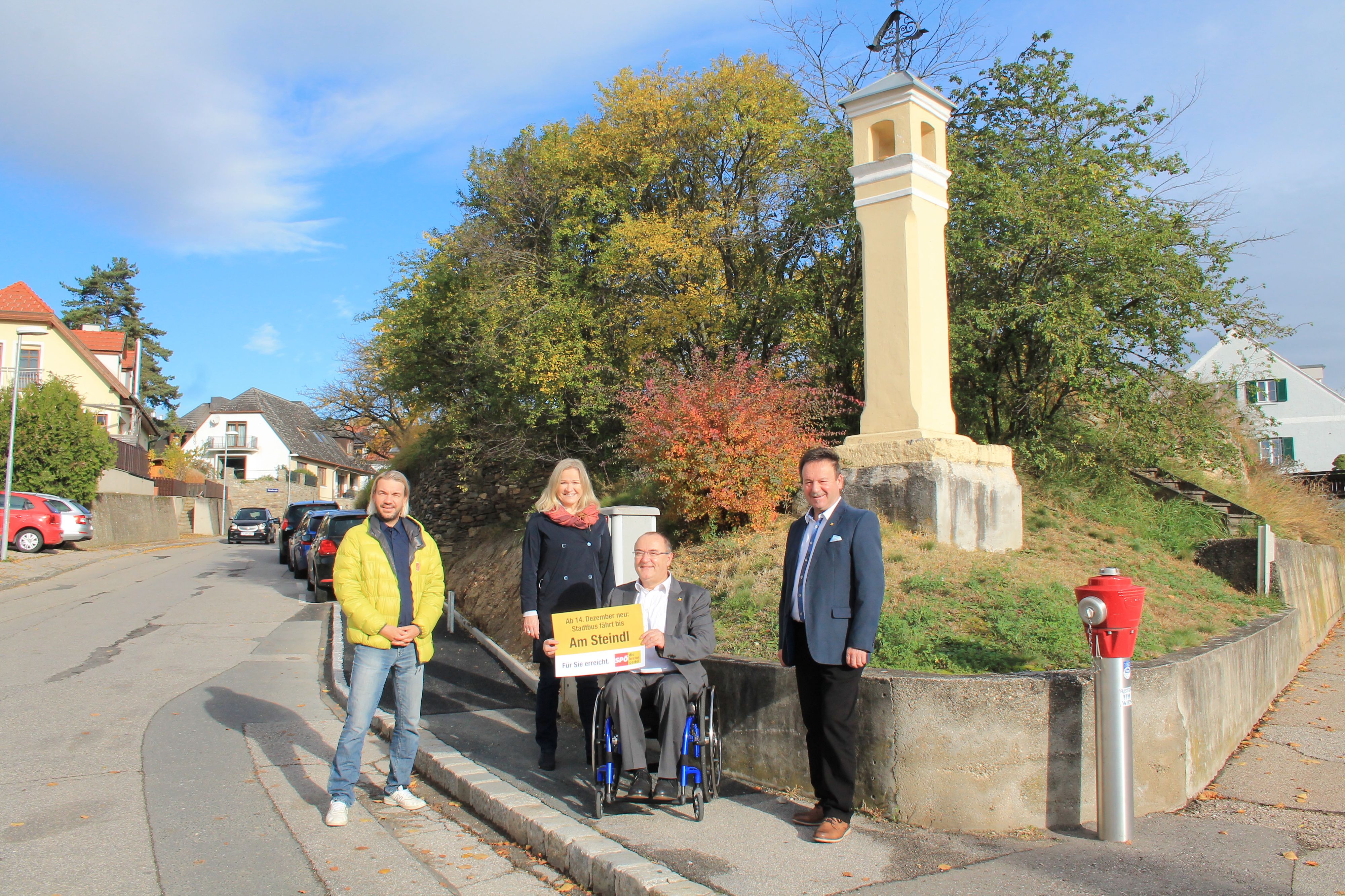 Die Stadtpolitiker Michael Fertl, Sona Strummer, Albert Kisling und Josef Bauer bei der neuen Stadtbushaltestelle am Steindl.