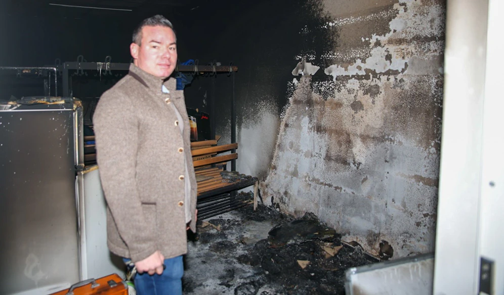 Babenbergs Obmann Thomas Hörmedinger in der zerstörten Kabine