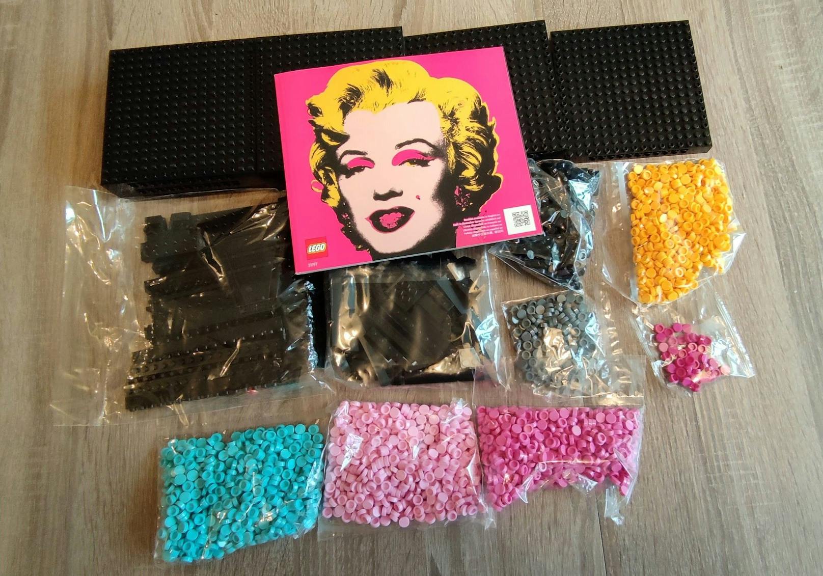 <em>"Heute"</em> hat das "Lego Art"-Set "Andy Warhol's Marilyn Monroe" ausprobiert. Das Konzept der Sets ist so simpel wie interessant: In eine Art Steckplatte werden kleine verschiedenfarbige Pins eingesetzt,...