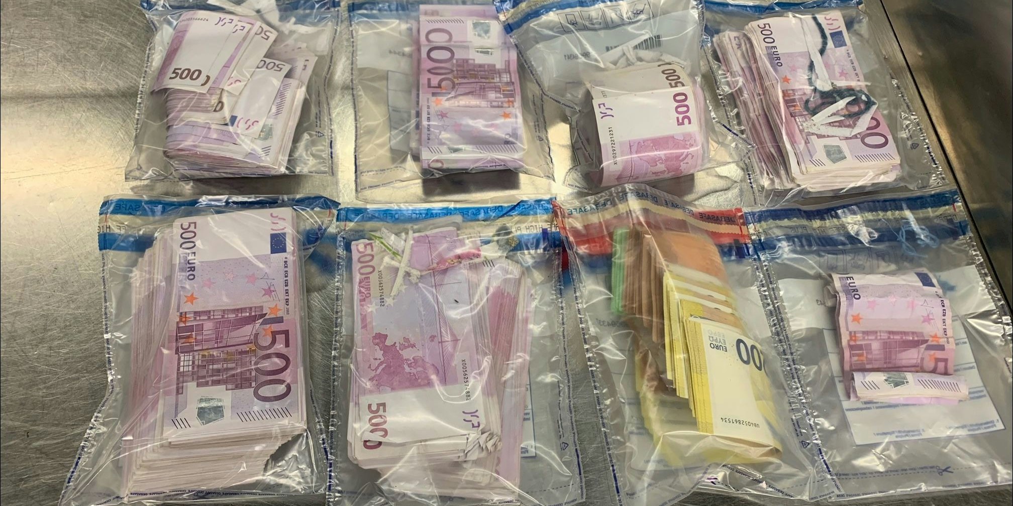 Vom Zoll am Flughafen gestoppt: Der in Düsseldorf lebende Türke (50) hatte 250.000 Euro in präparierten Schuhsohlen. (Bild: Hauptzollamt Düsseldorf)