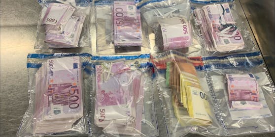 Vom Zoll am Flughafen gestoppt: Der in Düsseldorf lebende Türke (50) hatte 250.000 Euro in präparierten Schuhsohlen.