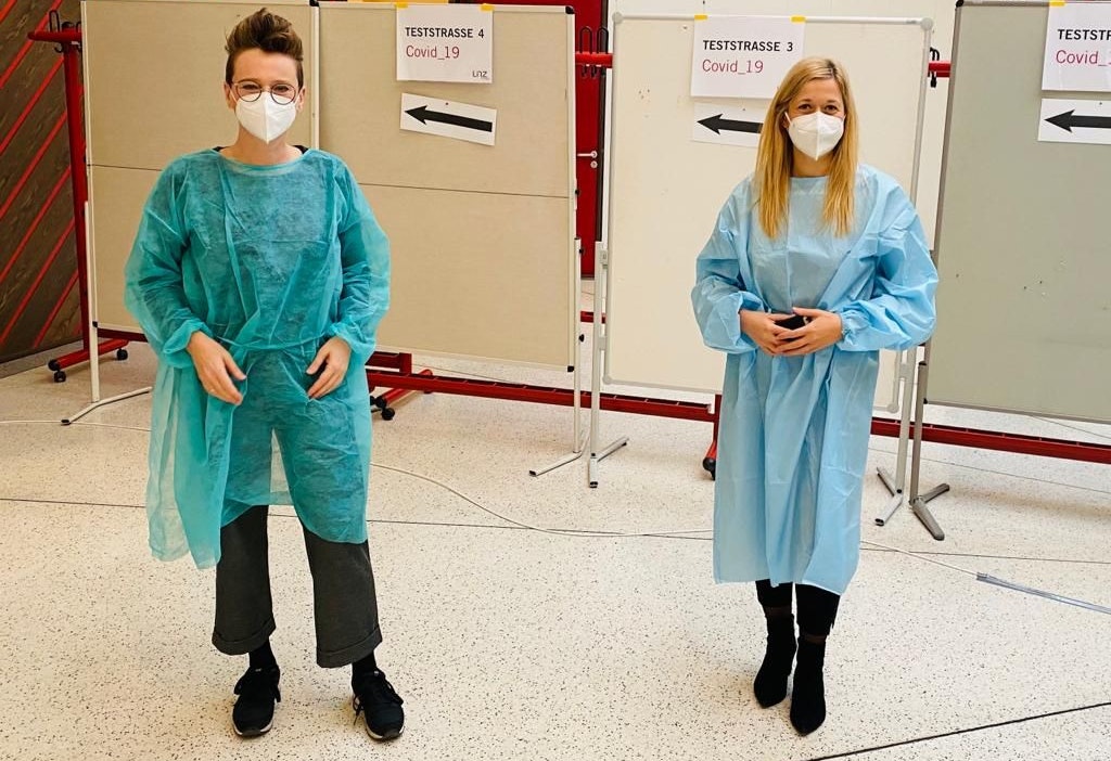 In Linz waren auch die Stadträtinnen Eva Schobesberger (li, Grüne) und Doris Lang-Mayerhofer (ÖVP) als Freiwillige bei den Massentests im Einsatz.