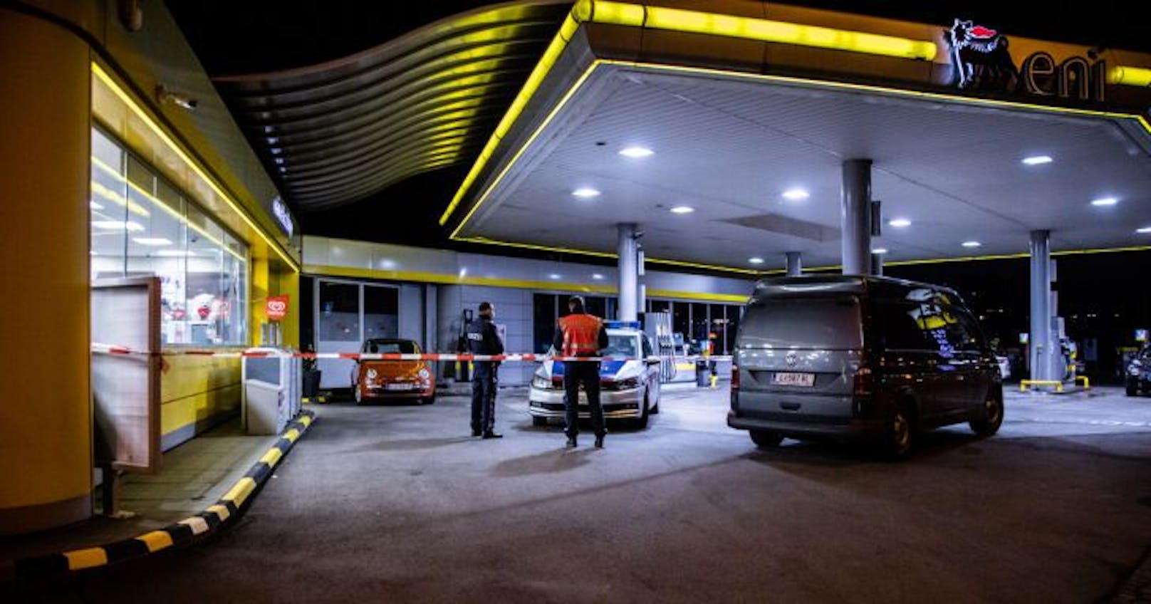 Ein unbekannter Täter hat am Samstag den Shop einer Tankstelle in Leonding überfallen.