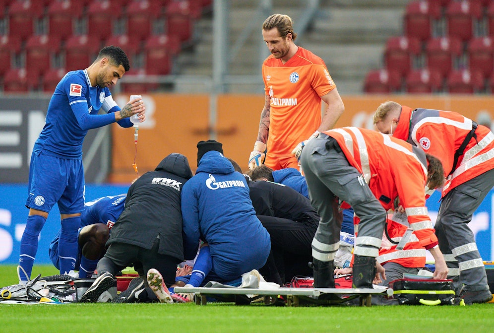 Mark Uth wird auf dem Rasen verarztet.