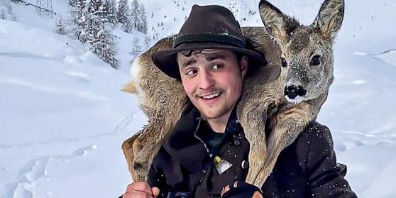 Rehe werden aus dem Schnee gerettet.