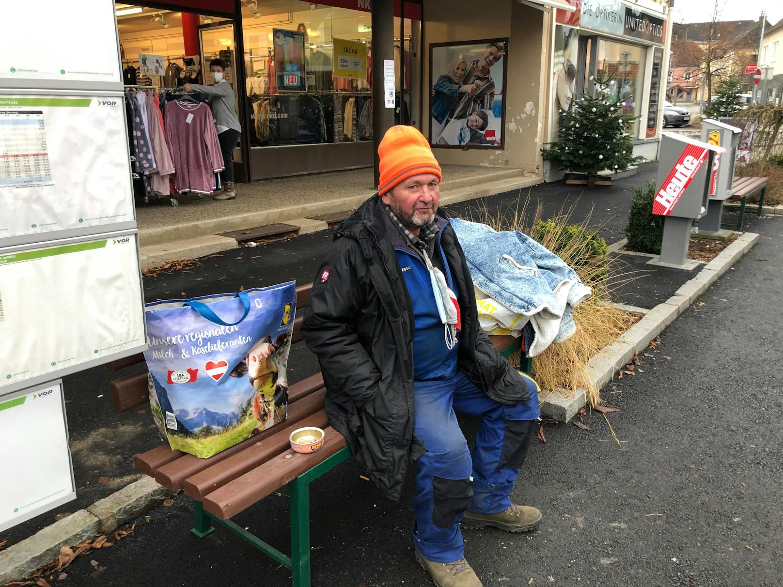 Gerhard, vielen unter Isak bekannt, lebt am Hauptplatz.